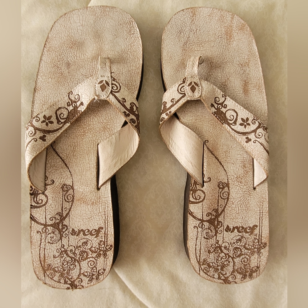 REEF Women's size 10, tan with swirls flip flops.